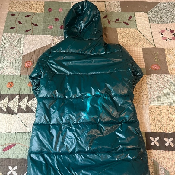 Women’s teal puffer parka

Clean and like new

Very warm - Picture 4 of 4
